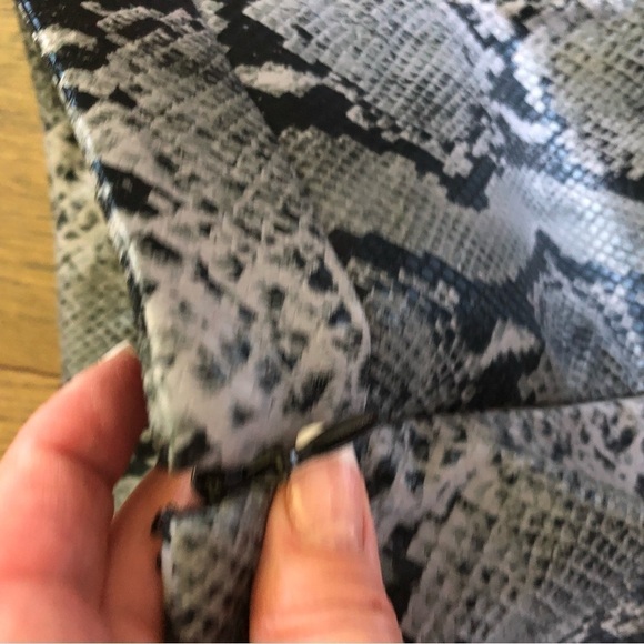Gorgeous Snakeskin Print Faux leather skirt by Joe size 14 - Picture 4 of 7